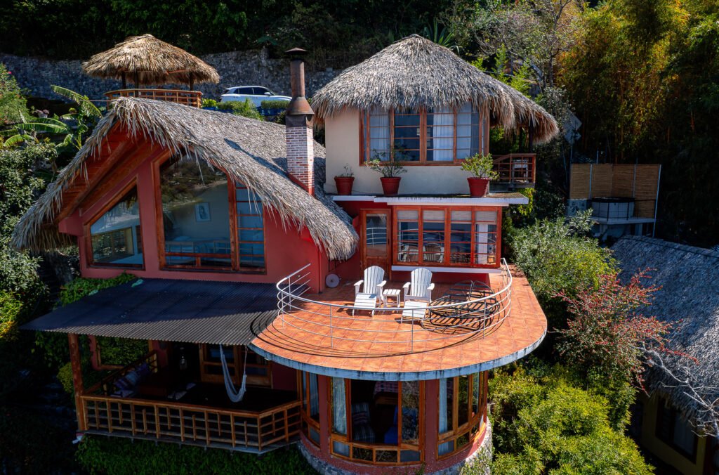 Villa Mirador: Unique thatched-roof house with balcony and stunning architecture.